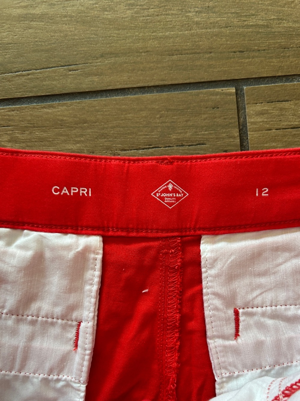 Red capri pants - Picture 2 of 3